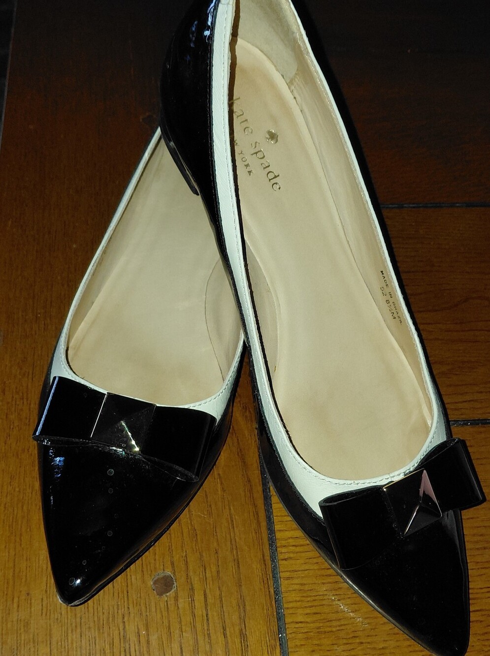 Kate Spade NY pointed signature style, black & white glossy patent leather, EUC